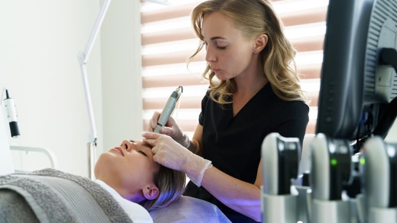 Woman receiving a hydrafacial from a dermal therapist