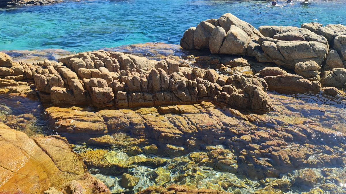 Natural rock pool with crystal-clear water and rocky outcrops along the coast at the Aquarium, Yallingup.